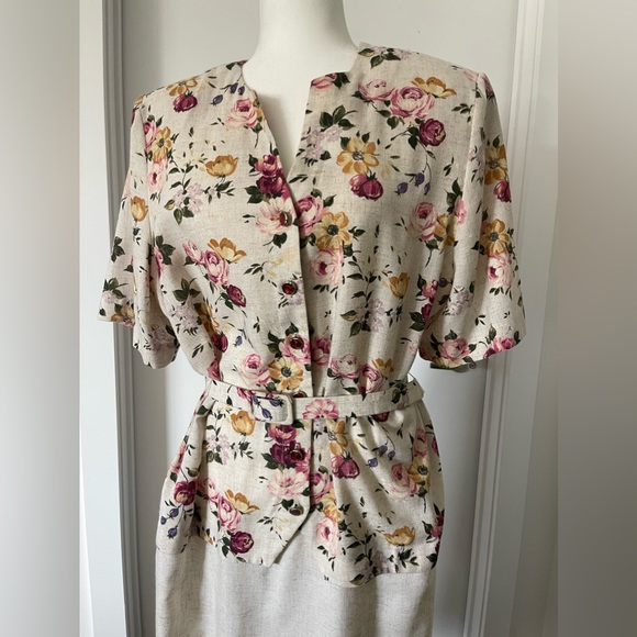 Dresses & Skirts - Vintage Floral Midi Dress with Belt